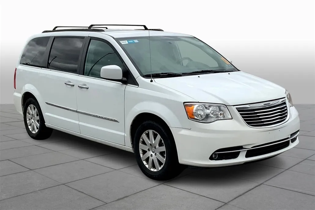 2016 Chrysler Town & Country Touring photo 1