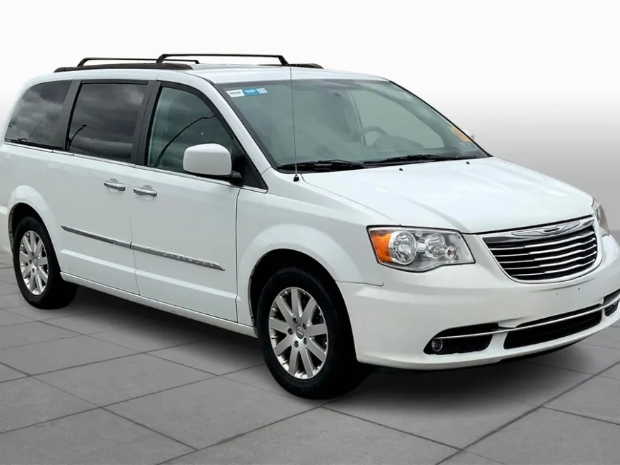2016 Chrysler Town & Country Touring photo 1