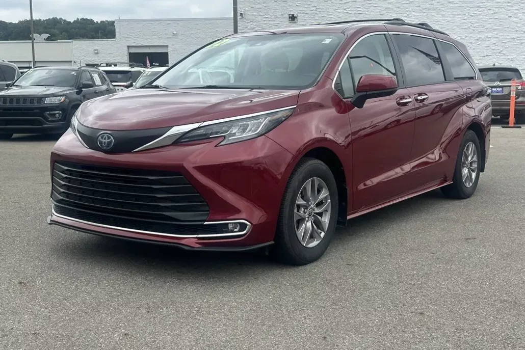 2022 Toyota Sienna XLE photo 1