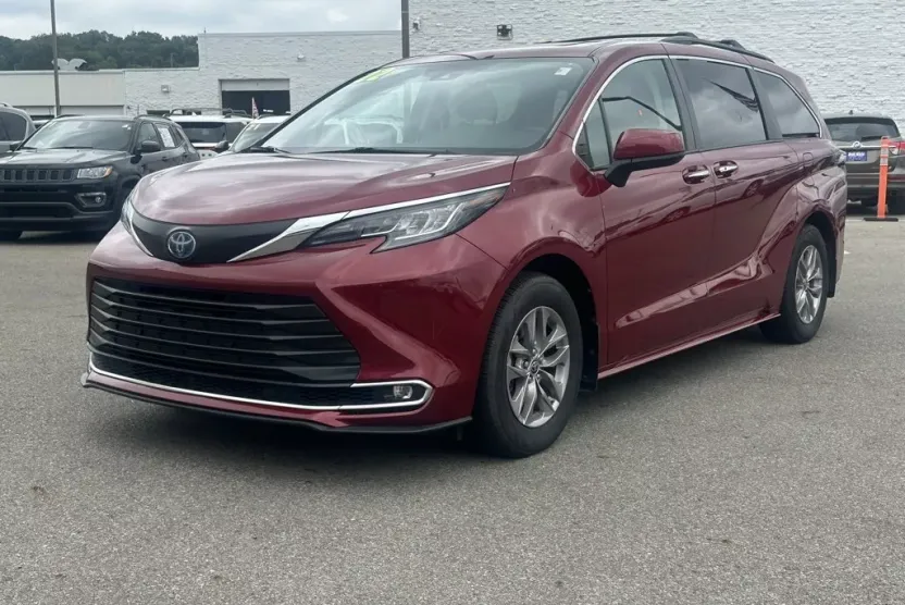 2022 Toyota Sienna XLE photo 1