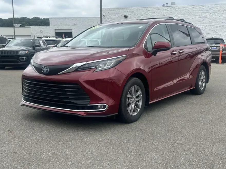 2022 Toyota Sienna XLE photo 1