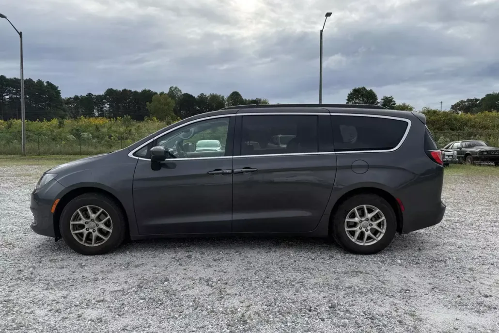 2020 Chrysler Voyager LXi photo 1