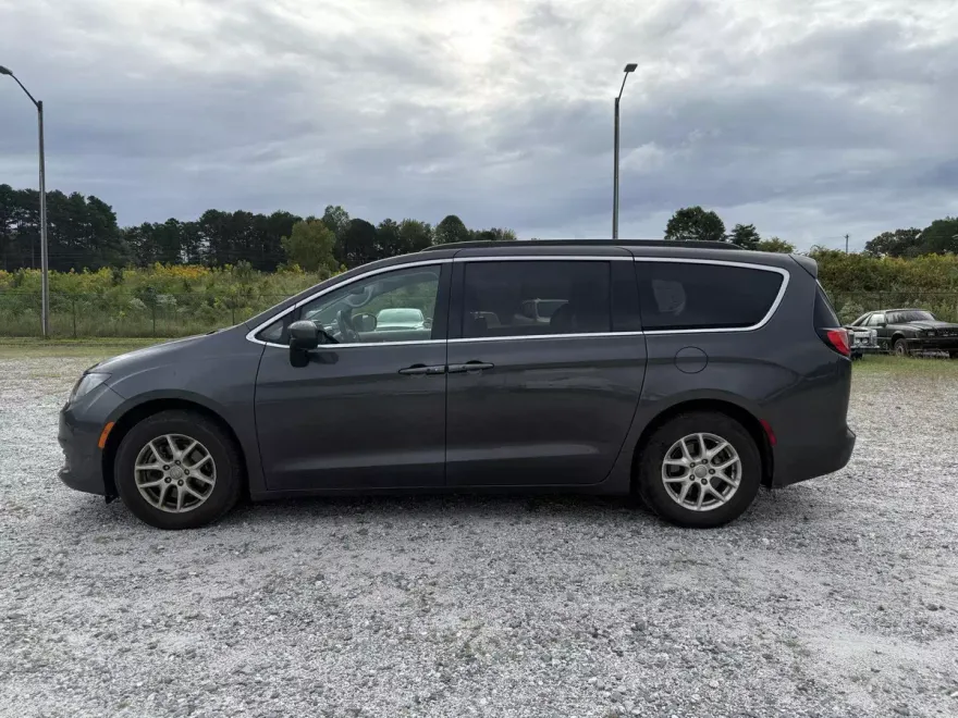 2020 Chrysler Voyager LXi photo 1