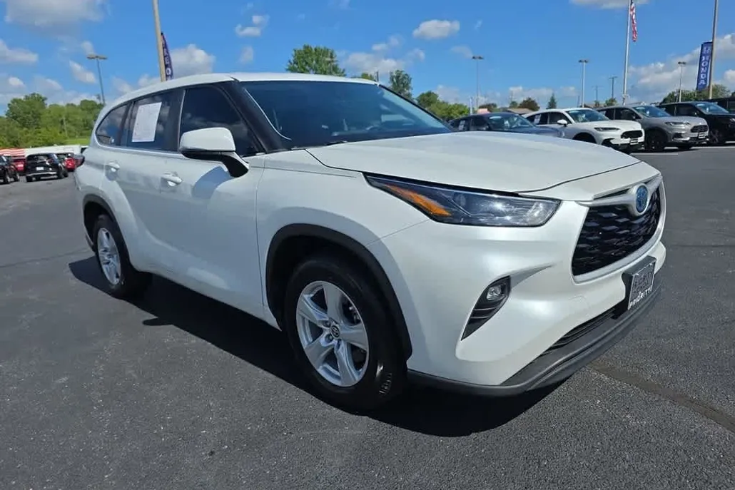 2023 Toyota Highlander Hybrid LE photo 1
