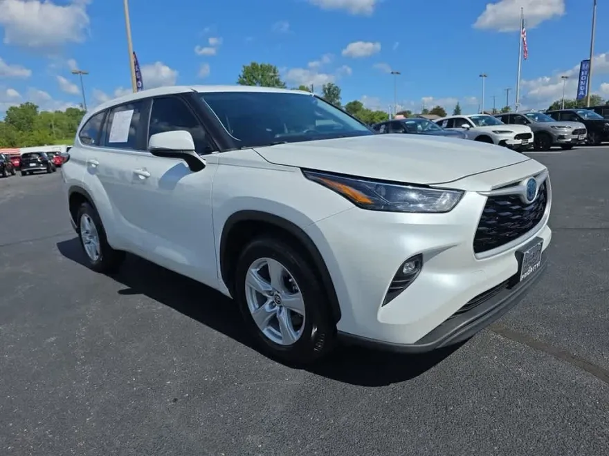 2023 Toyota Highlander Hybrid LE photo 1