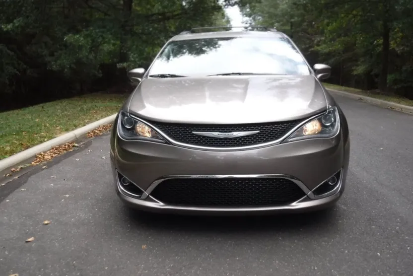 2017 Chrysler Pacifica Touring L photo 1