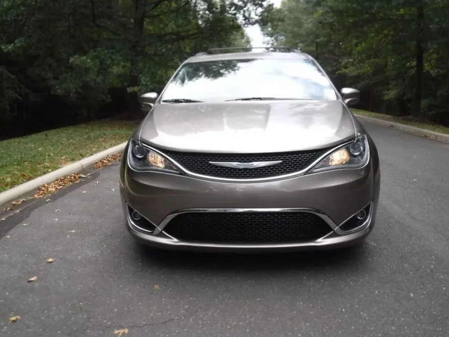 2017 Chrysler Pacifica Touring L photo 1