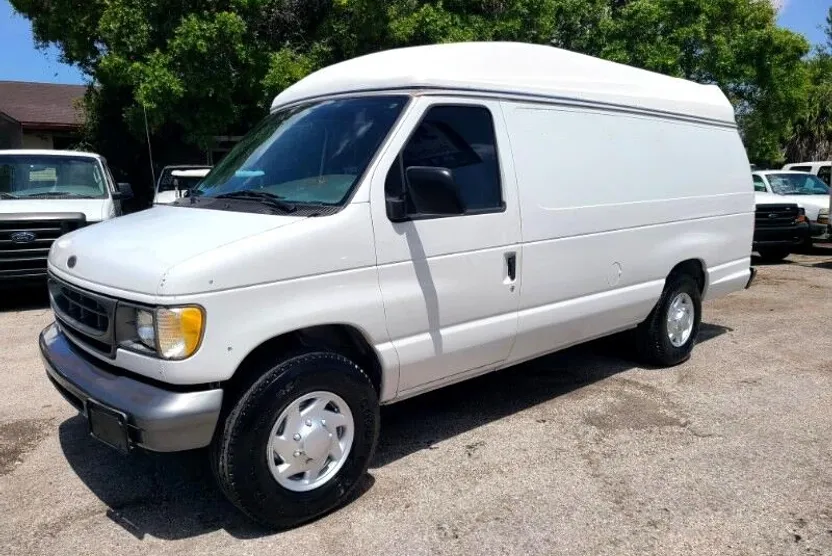 2000 Ford E-250 photo 1