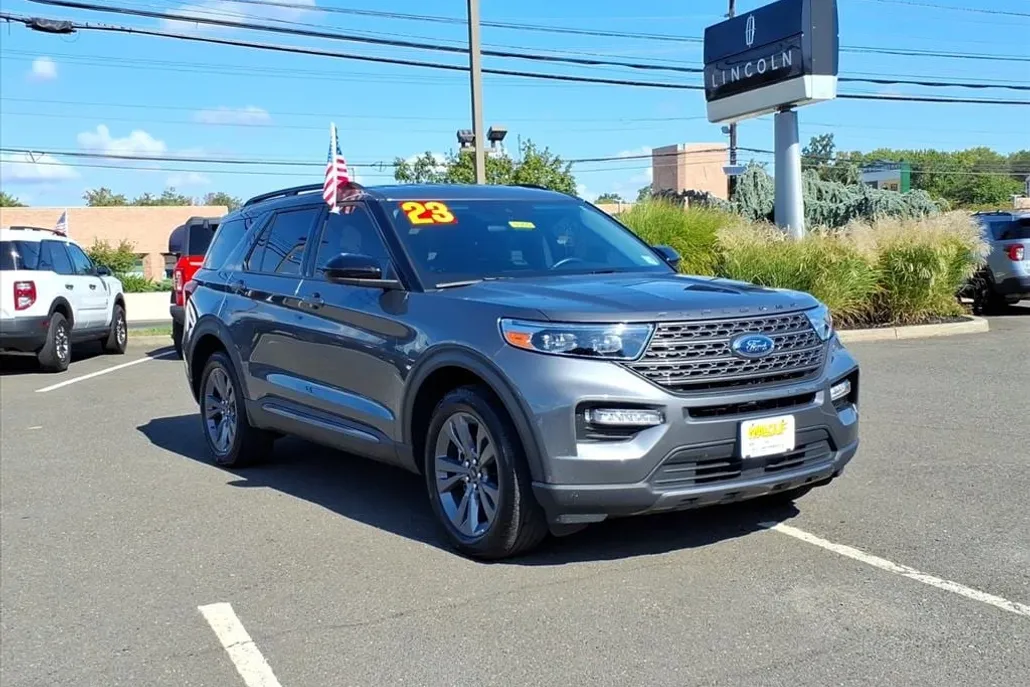 2023 Ford Explorer XLT photo 1