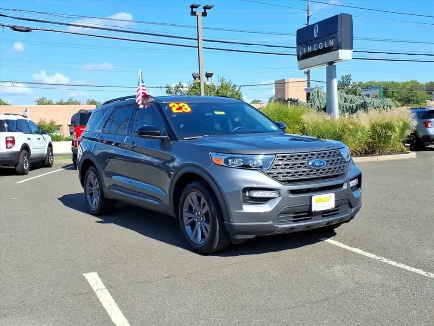 2023 Ford Explorer XLT photo 1