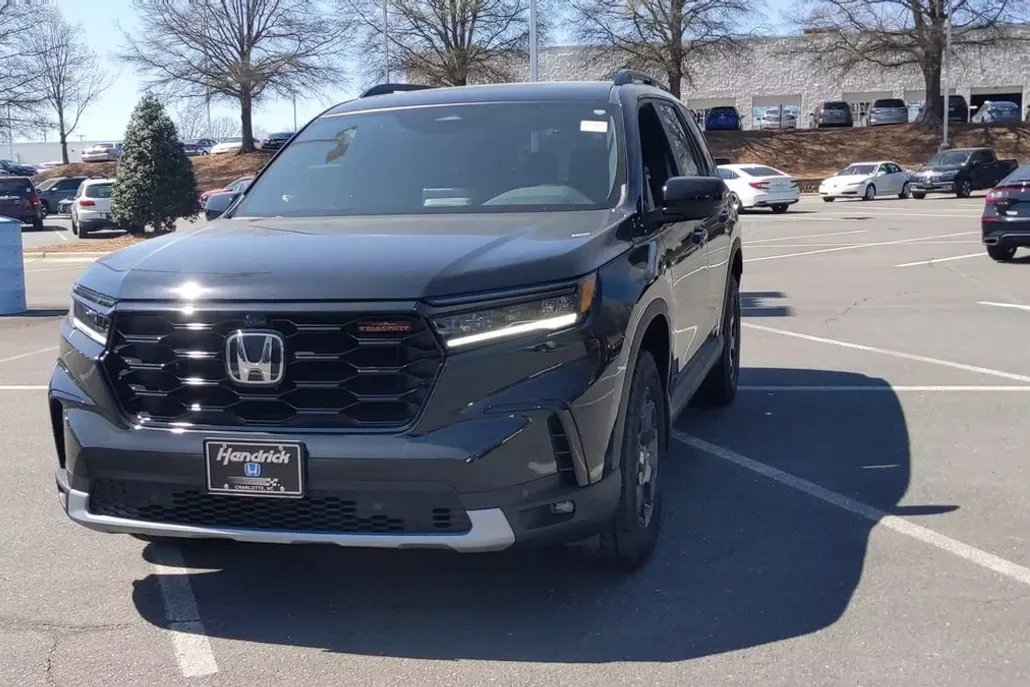 2025 Honda Pilot TrailSport photo 1