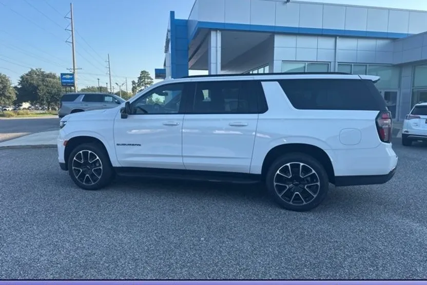 2022 Chevrolet Suburban RST photo 1