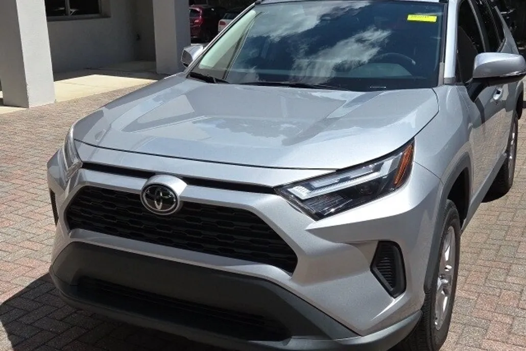 2023 Toyota RAV4 XLE photo 1
