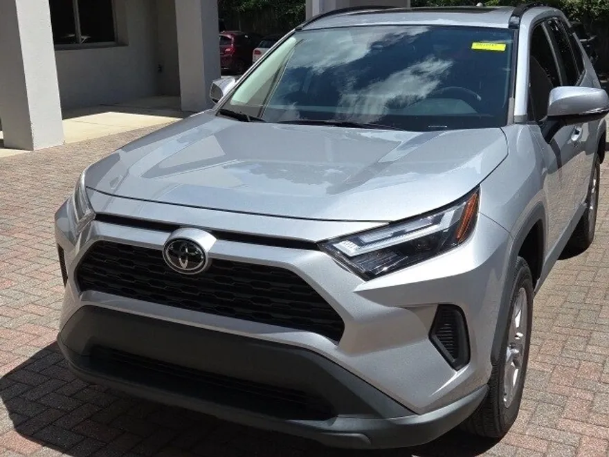 2023 Toyota RAV4 XLE photo 1