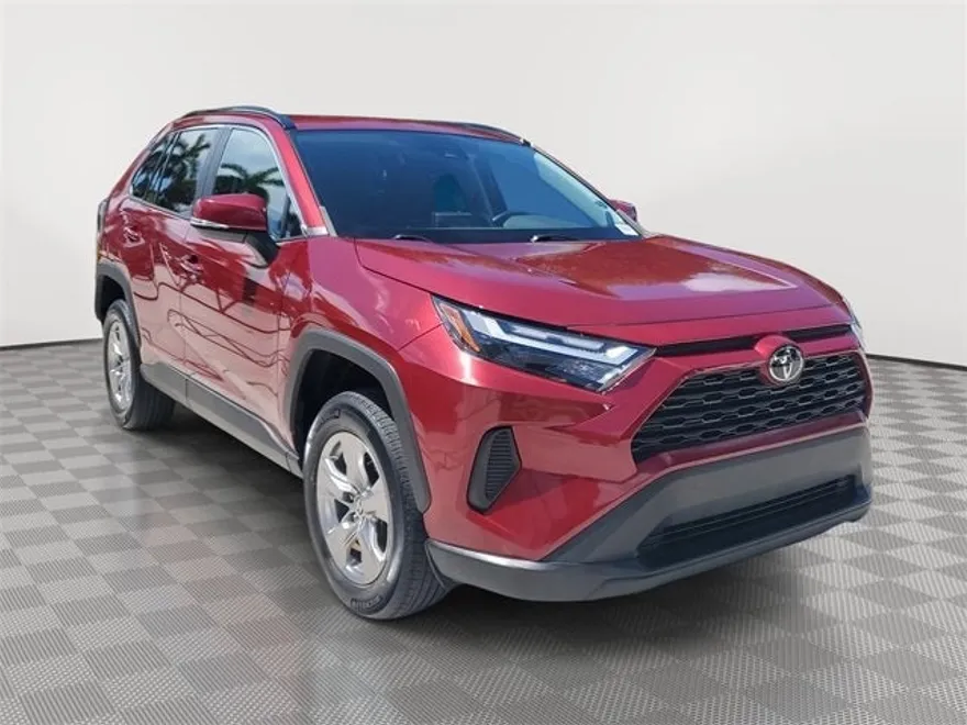2022 Toyota RAV4 XLE photo 1