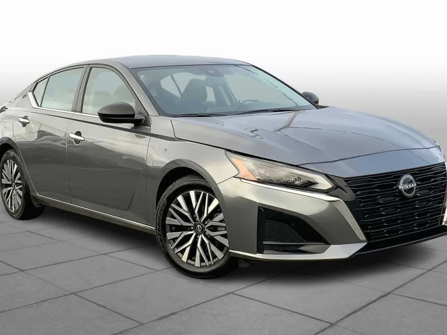 2024 Nissan Altima 2.5 SV photo 1
