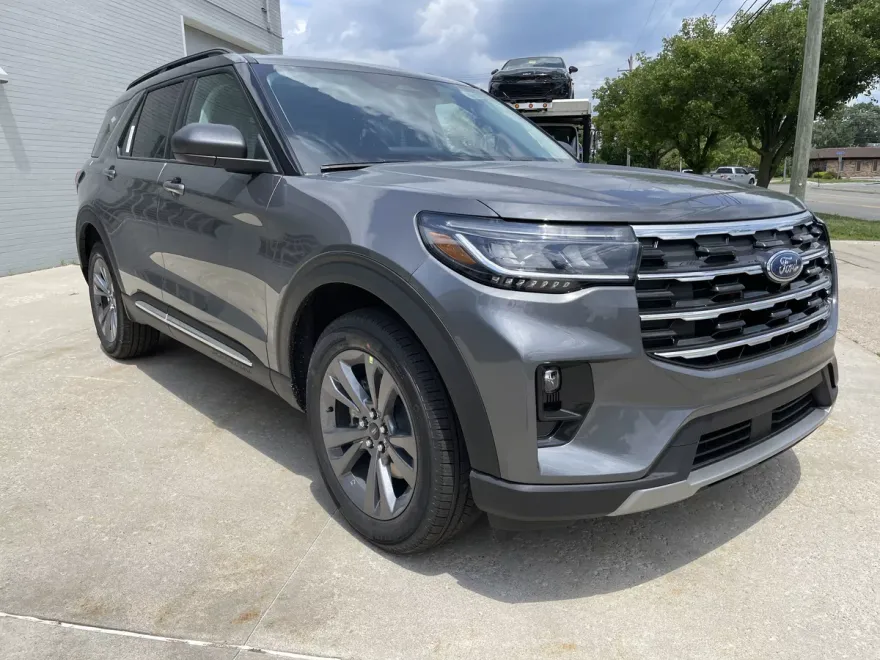 2025 Ford Explorer photo 1