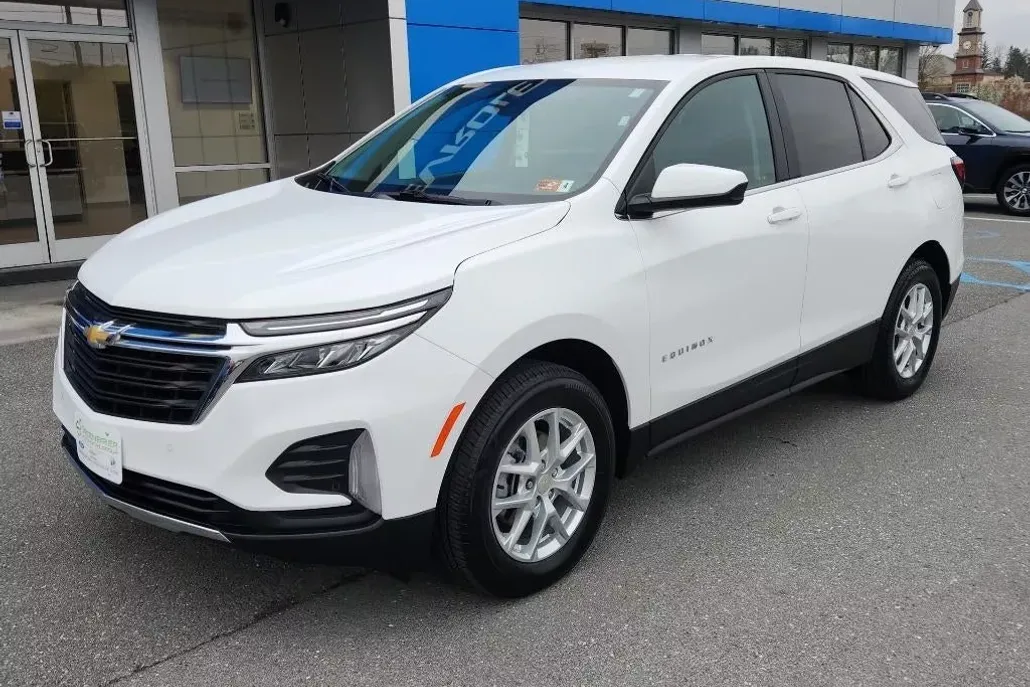 2024 Chevrolet Equinox LT photo 1
