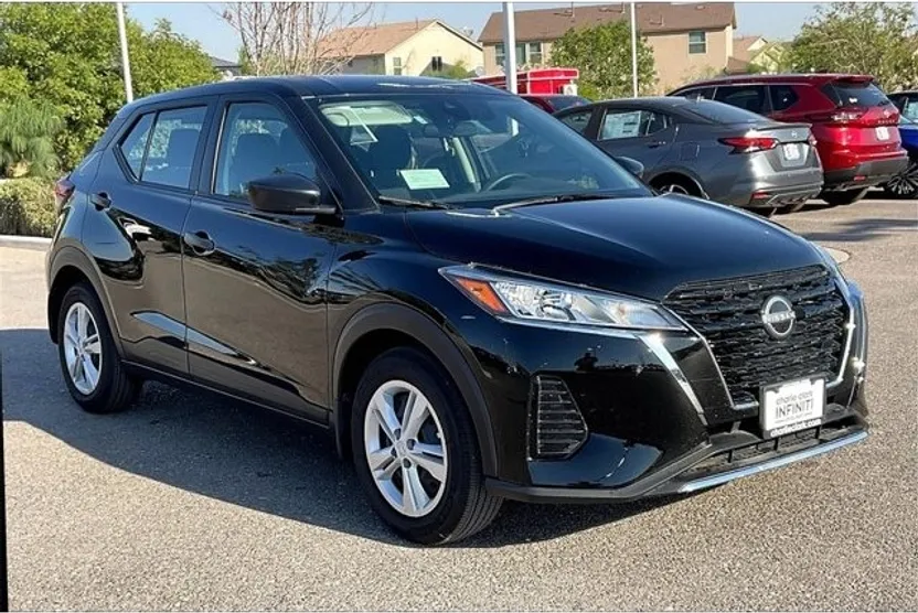 2025 Nissan Kicks Play S photo 1