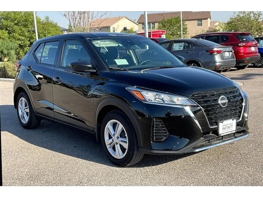 2025 Nissan Kicks Play S photo 1