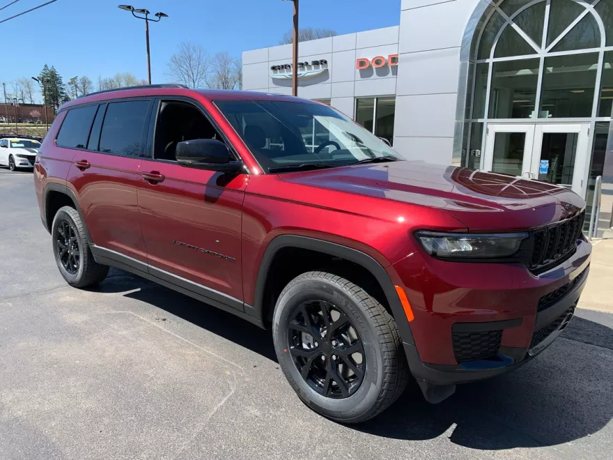 2025 Jeep Grand Cherokee Altitude photo 1