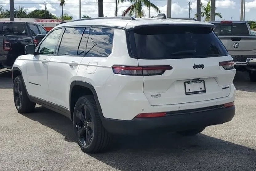 2025 Jeep Grand Cherokee Limited photo 1