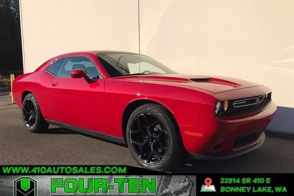 2015 Dodge Challenger SXT photo 1