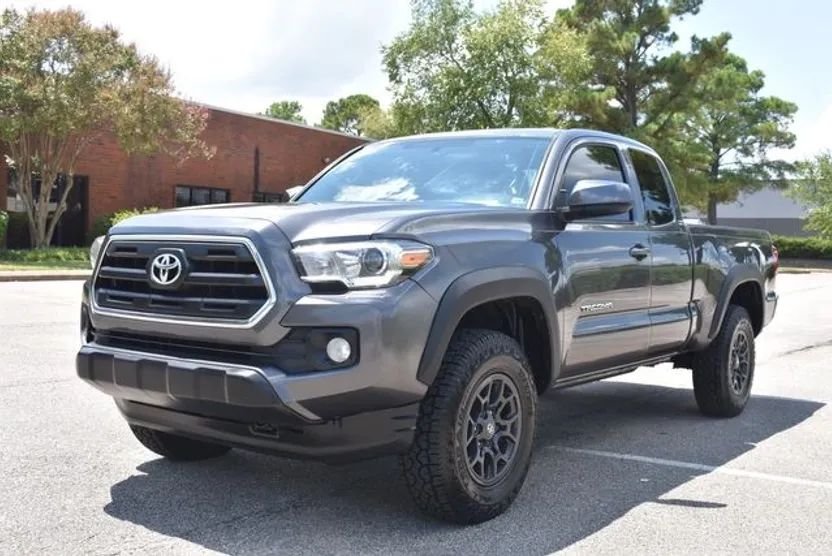 2017 Toyota Tacoma SR5 V6 photo 1