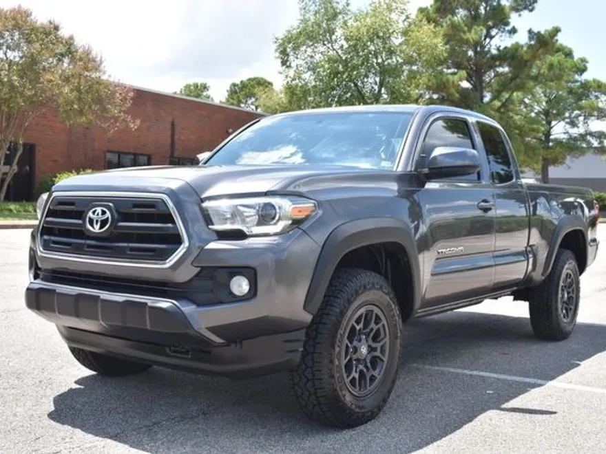 2017 Toyota Tacoma SR5 V6 photo 1