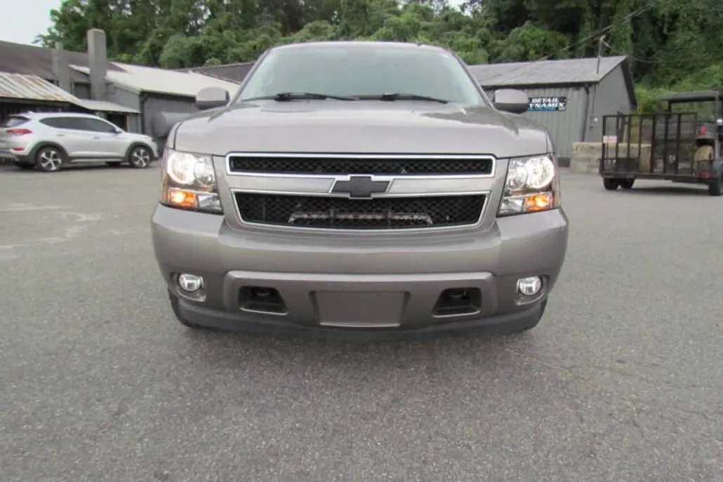 2008 Chevrolet Suburban LT photo 1
