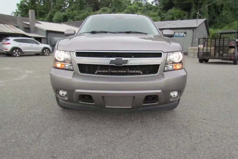 2008 Chevrolet Suburban LT photo 1