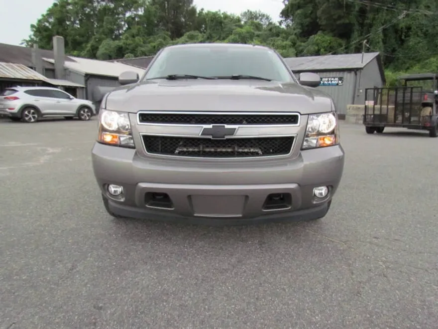 2008 Chevrolet Suburban LT photo 1