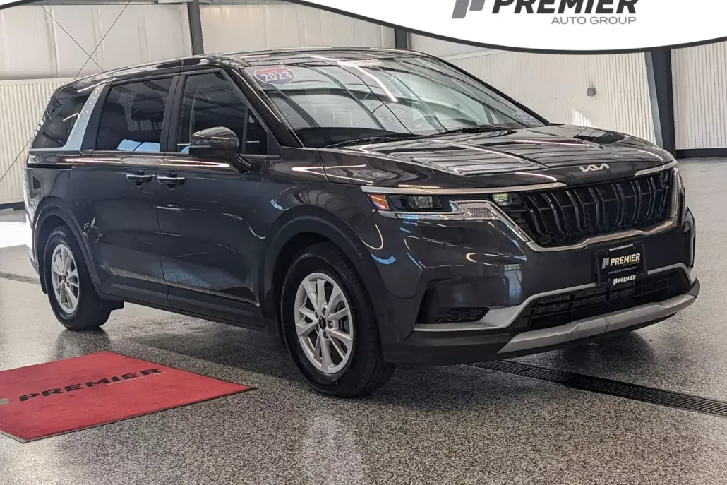 2023 Kia Carnival LX photo 1