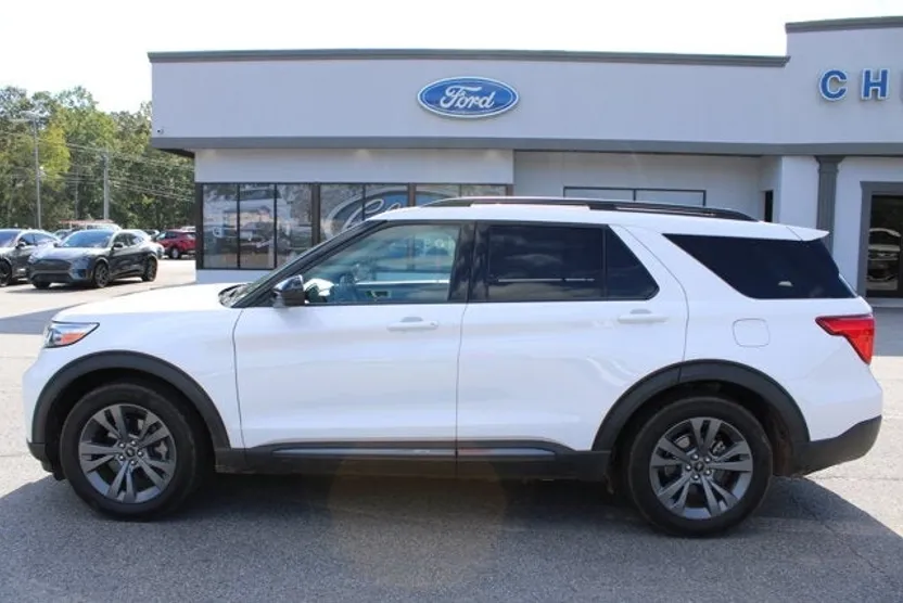 2022 Ford Explorer XLT photo 1