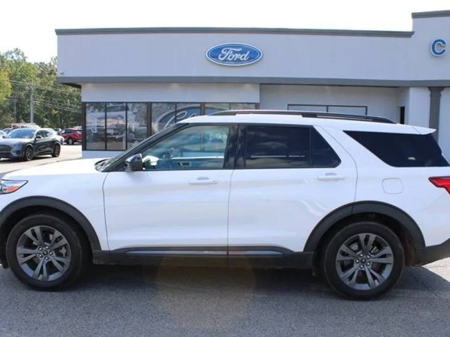 2022 Ford Explorer XLT photo 1