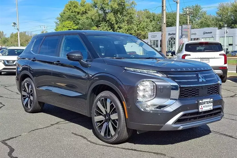 2025 Mitsubishi Outlander SE photo 1