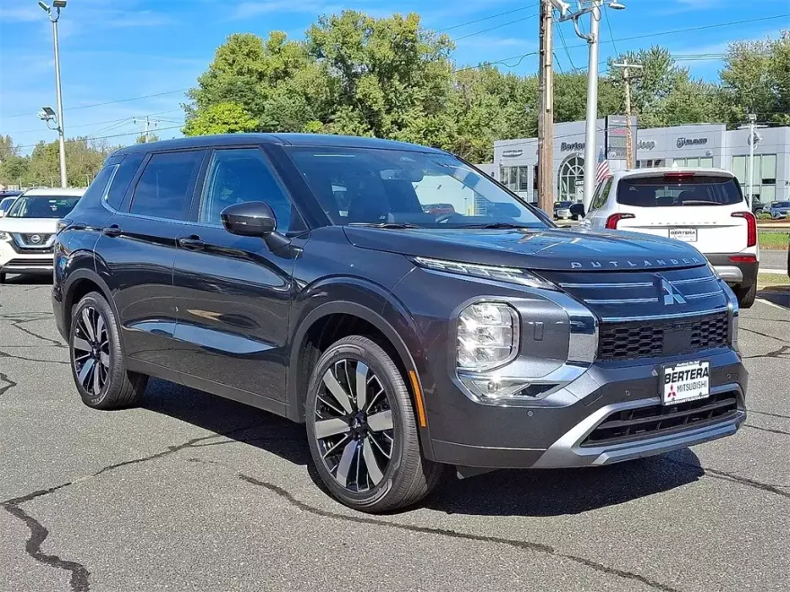 2025 Mitsubishi Outlander SE photo 1