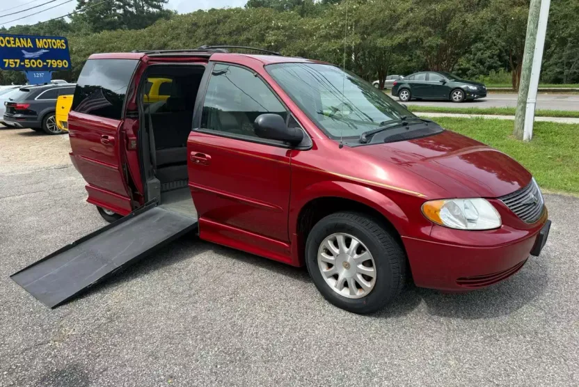 2003 Chrysler Town & Country LX photo 1