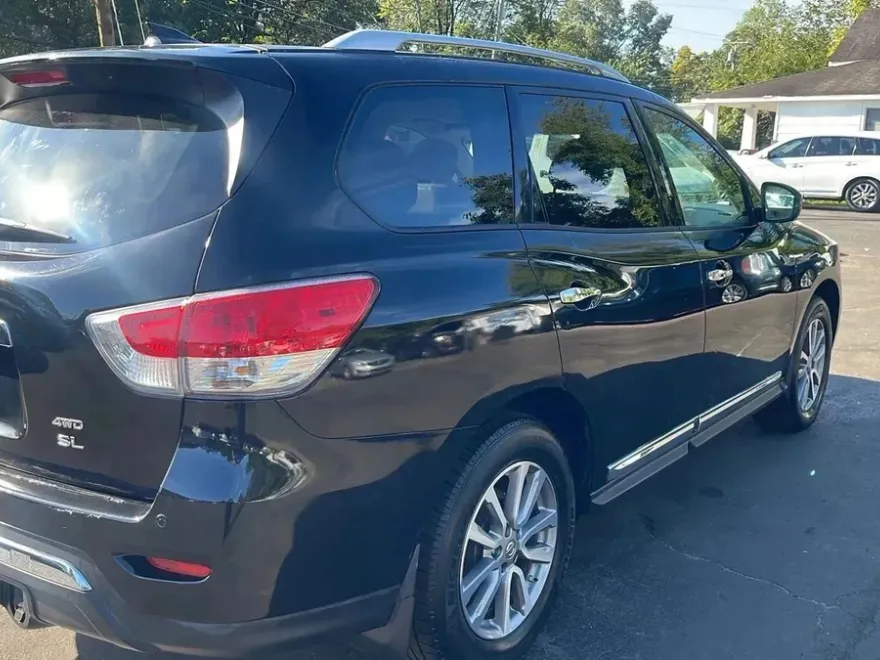 2015 Nissan Pathfinder SL photo 1