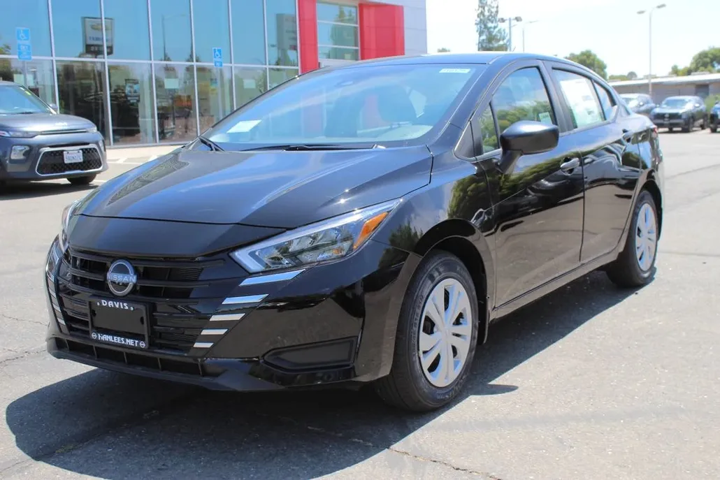 2025 Nissan Versa 1.6 S photo 1