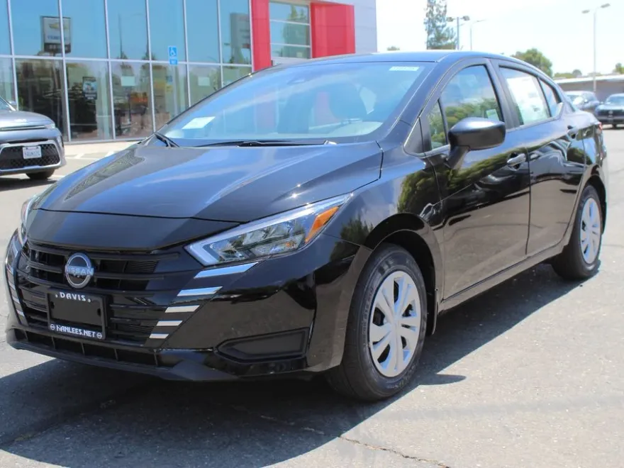 2025 Nissan Versa 1.6 S photo 1