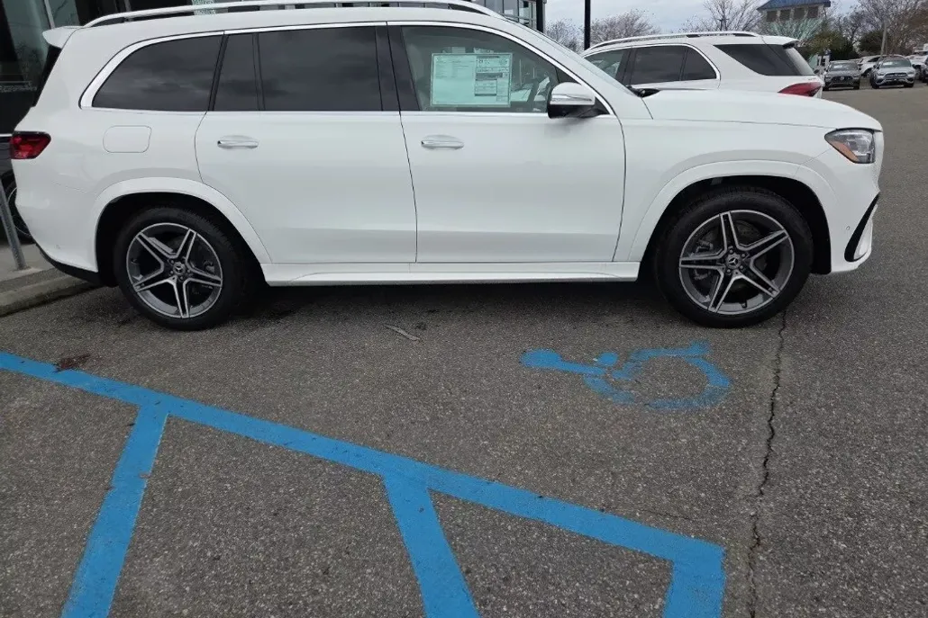 2025 Mercedes Benz GLS 450 4MATIC photo 1