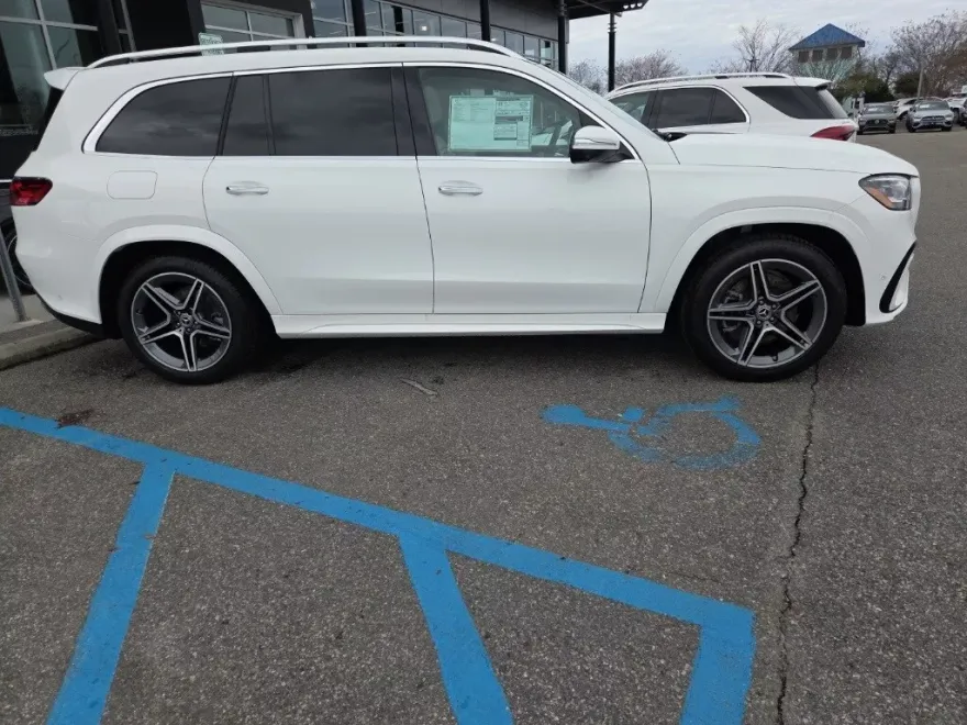 2025 Mercedes Benz GLS 450 4MATIC photo 1