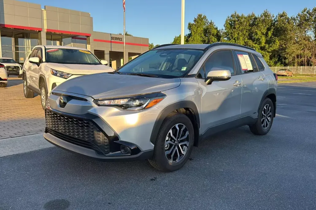 2024 Toyota Corolla Cross Hybrid SE photo 1