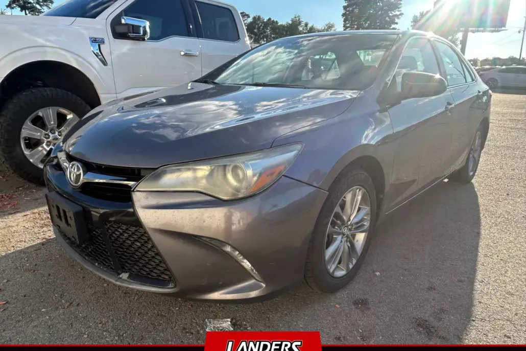 2015 Toyota Camry LE photo 1