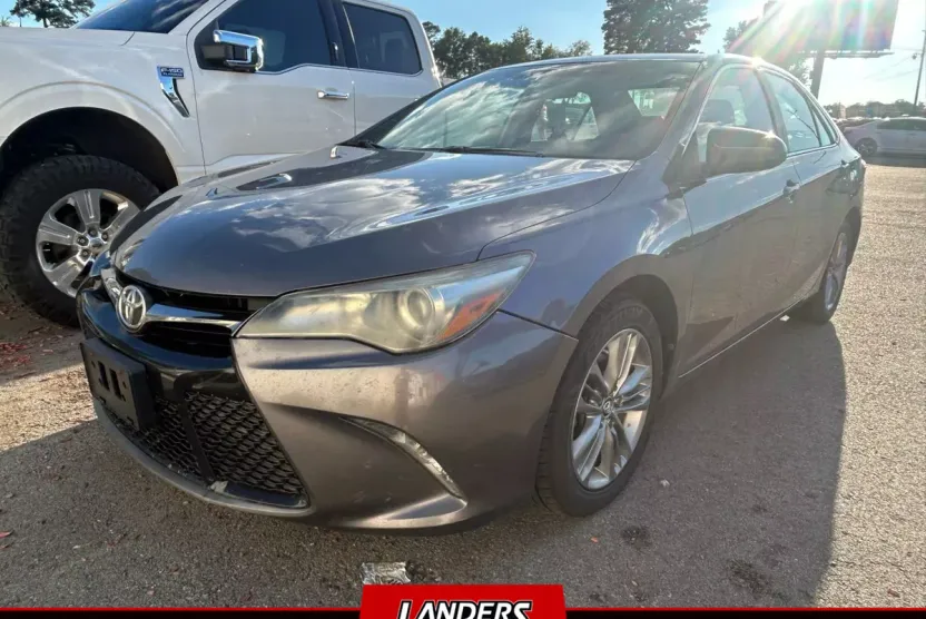 2015 Toyota Camry LE photo 1