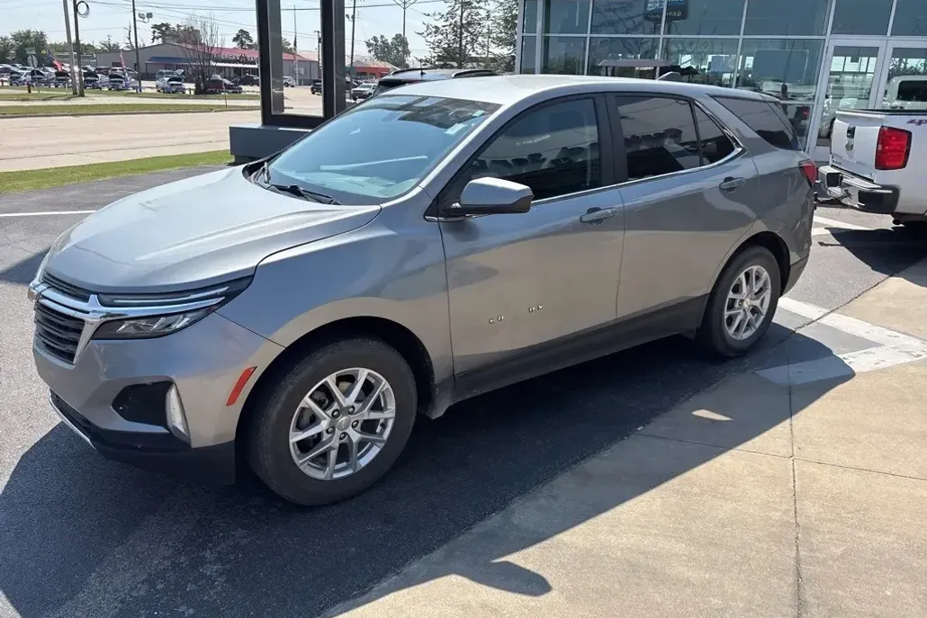 2023 Chevrolet Equinox LT photo 1