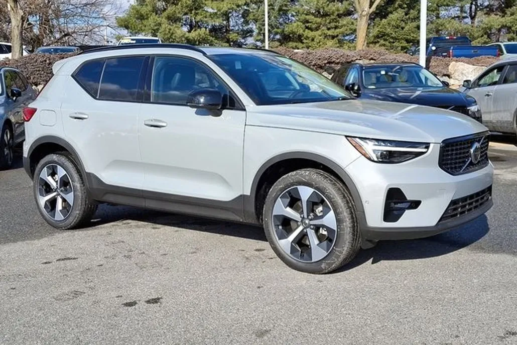 2025 Volvo XC40 Plus photo 1