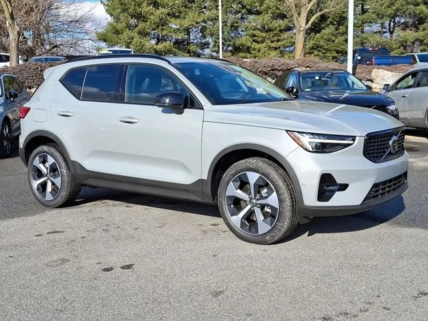 2025 Volvo XC40 Plus photo 1