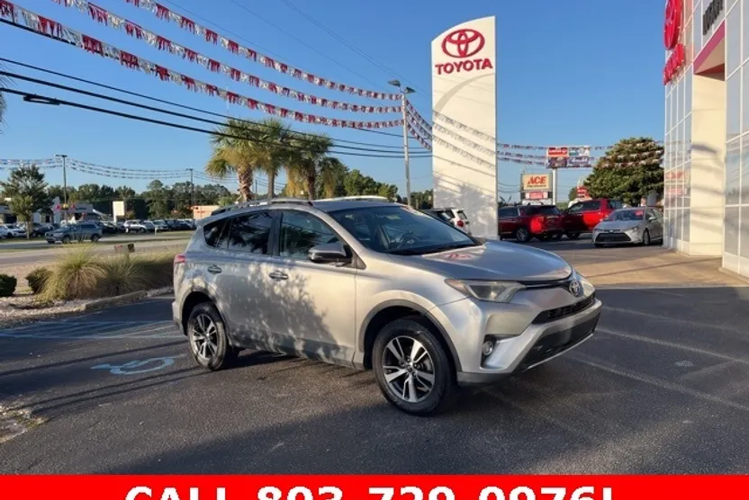 2016 Toyota RAV4 XLE photo 1